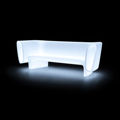 Canapé Bum Bum LED Vondom, éclairé de l'intérieur sur fond noir