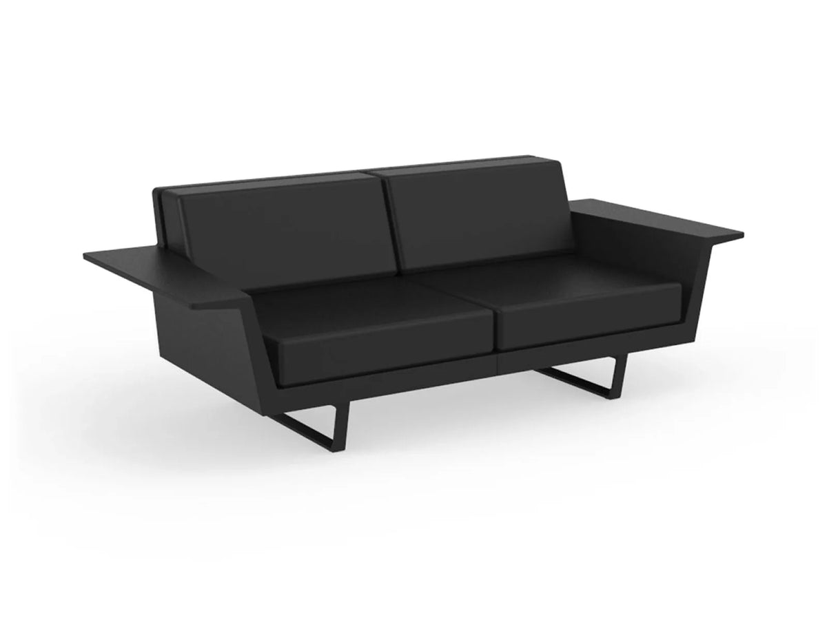Canapé de jardin 2 places Delta Vondom, coque et coussins noirs, accoudoirs en tablette