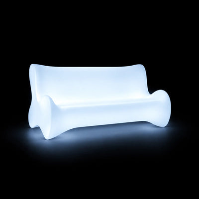 Canapé Pal LED Vondom, éclairé de l'intérieur sur fond noir