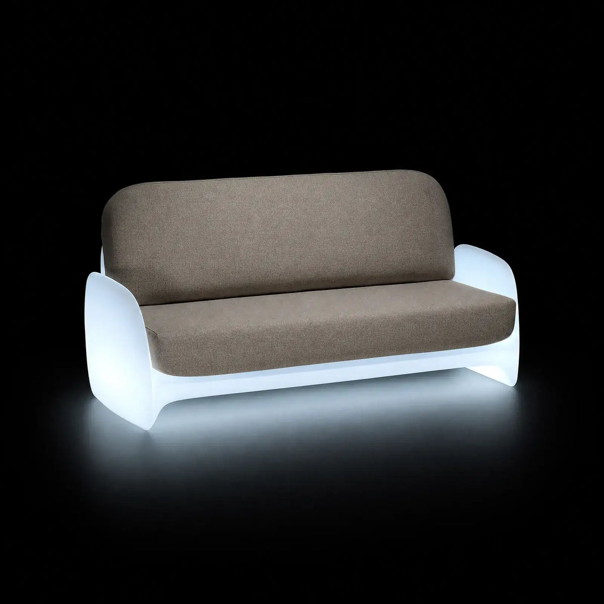 Canapé Pezzettina LED Vondom, éclairé de l'intérieur sur fond noir