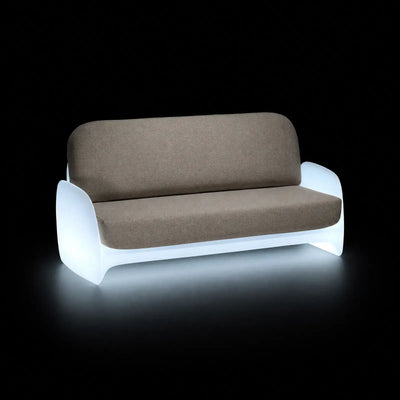 Canapé Pezzettina LED Vondom, éclairé de l'intérieur sur fond noir