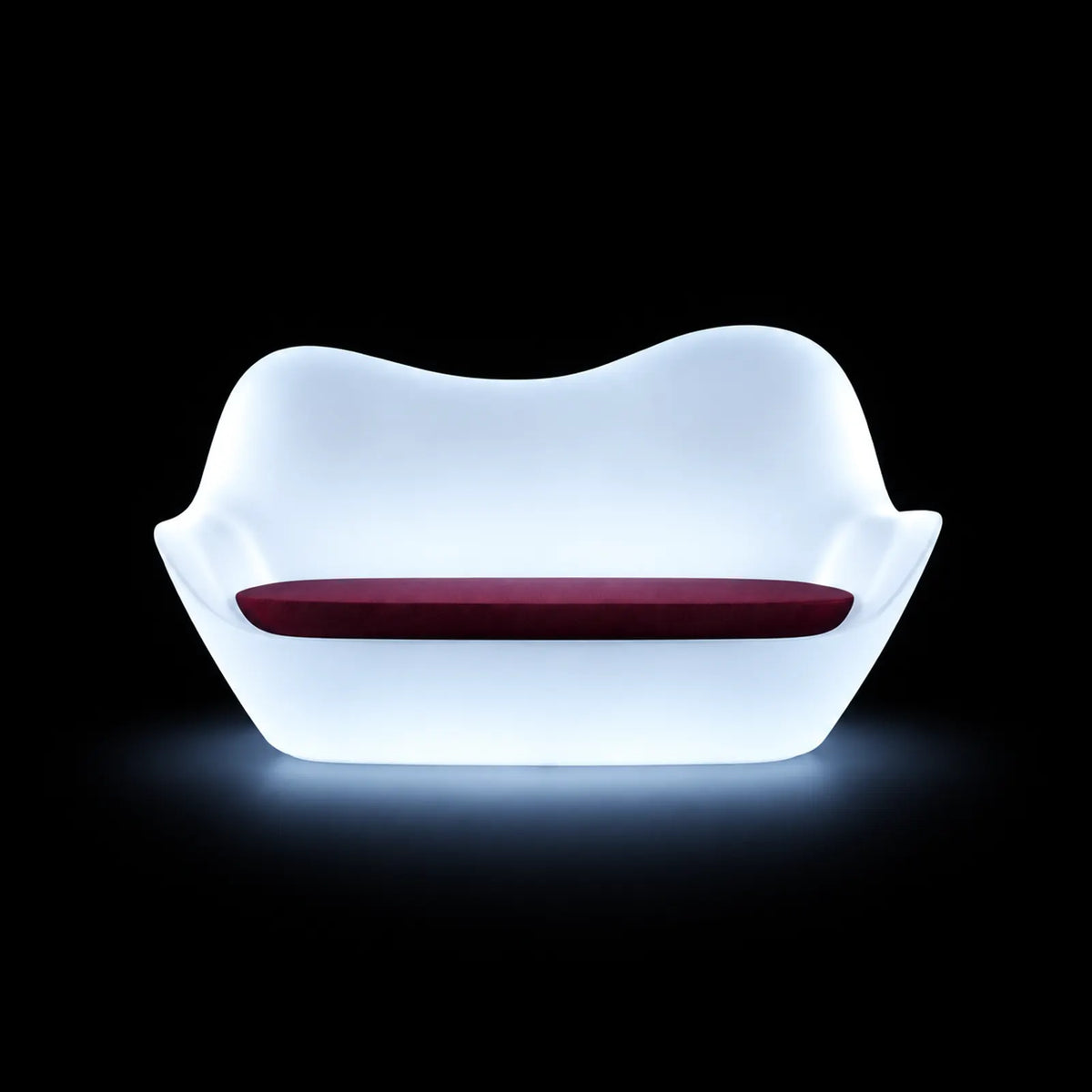 Canapé Sabinas LED Vondom, éclairé de l'intérieur sur fond noir
