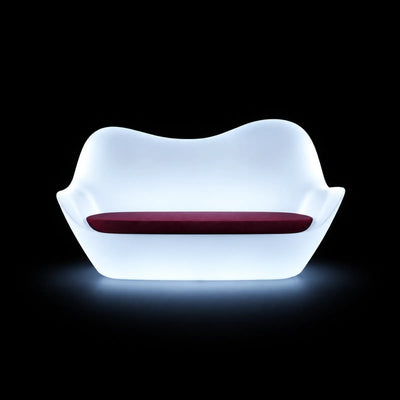 Canapé Sabinas LED Vondom, éclairé de l'intérieur sur fond noir