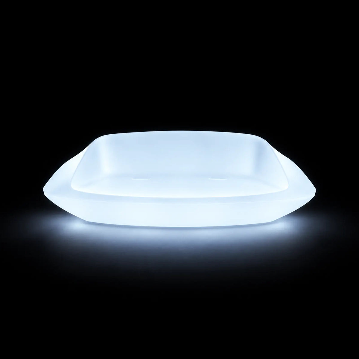 Canapé UFO LED Vondom, éclairé de l'intérieur sur fond noir