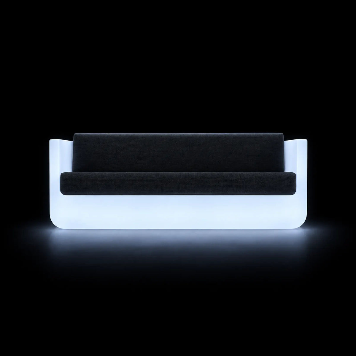 Canapé ULM LED Vondom, éclairé de l'intérieur sur fond noir