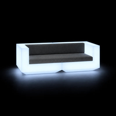 Canapé Vela LED Vondom, éclairé de l'intérieur sur fond noir