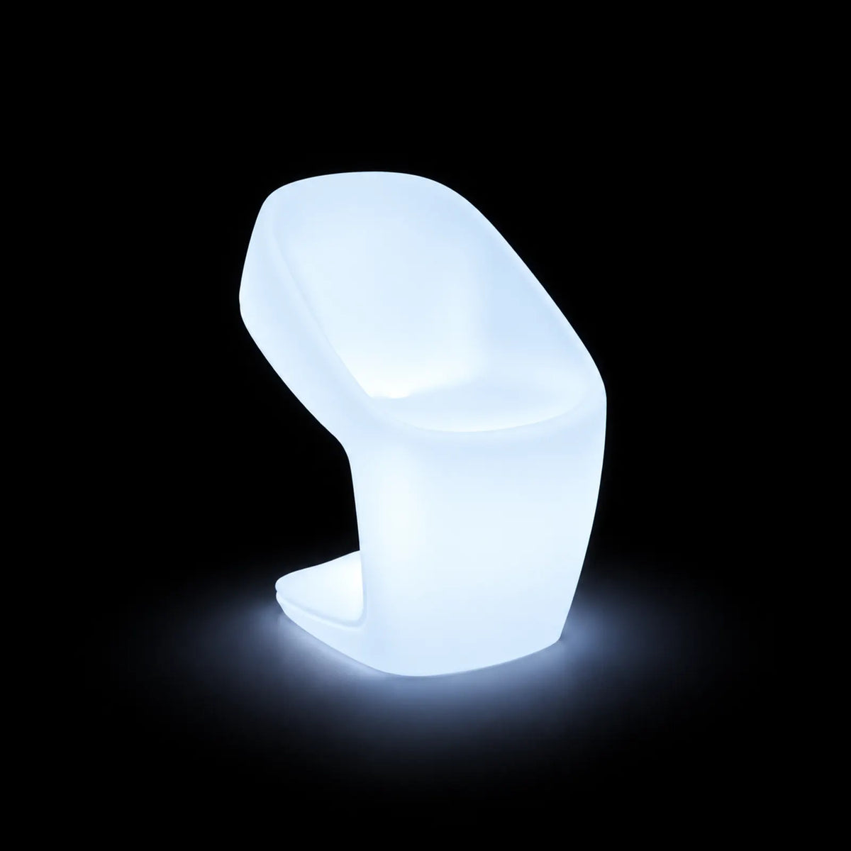Chaise d'Extérieur Ufo LED Vondom, éclairé de l'intérieur sur fond noir
