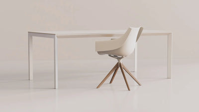 Chaises Manta Vondom autour d'une table, design Eugeni Quitllet