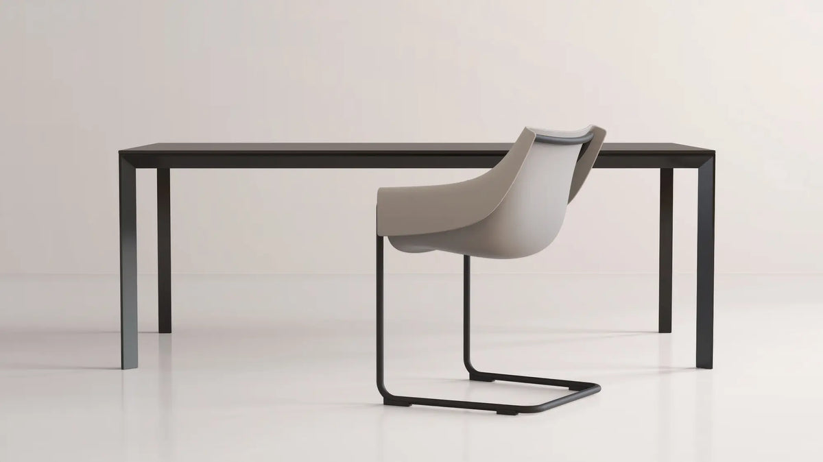 Chaise Manta Vondom piètement luge devant une table