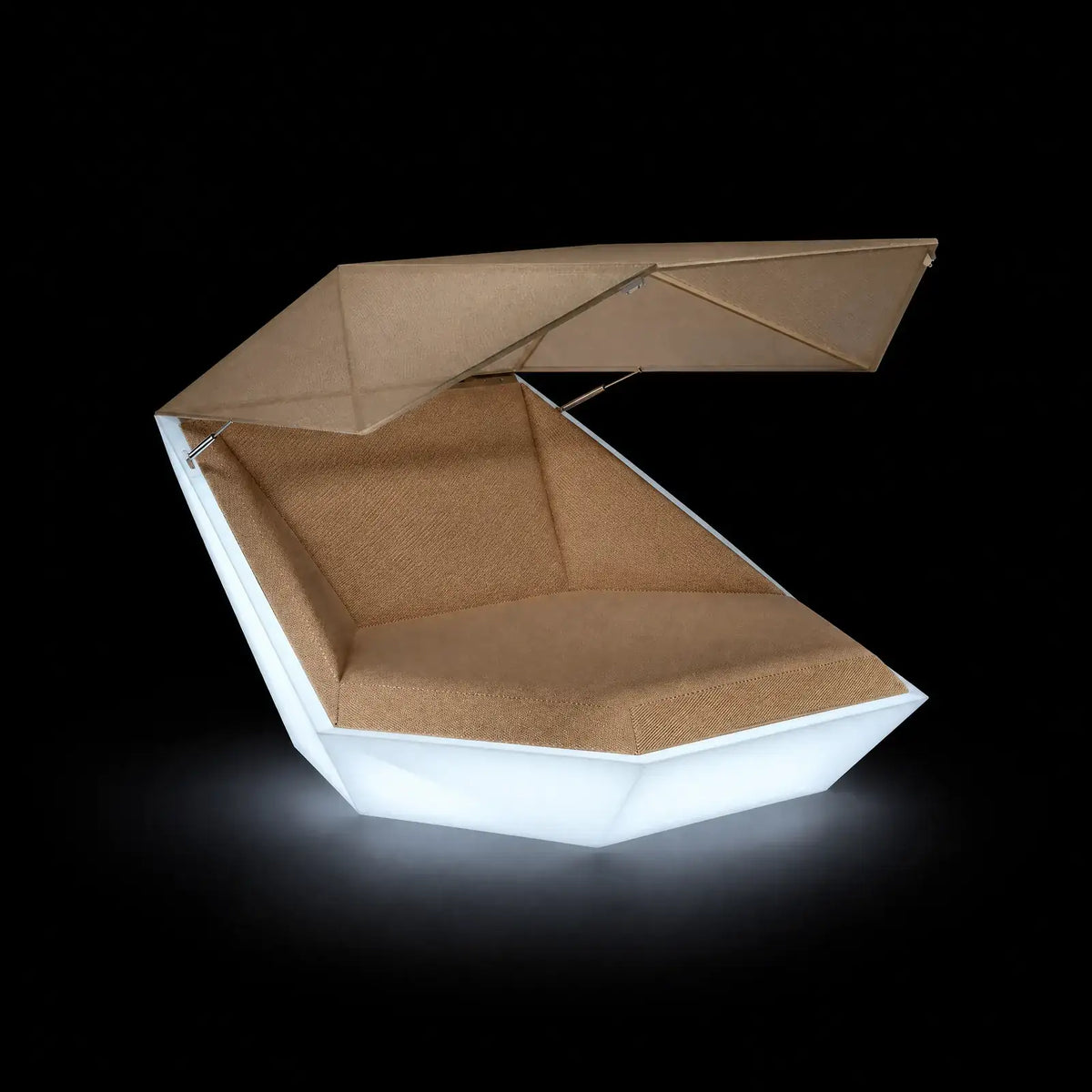 Daybed Faz avec Auvent LED Vondom, éclairé de l'intérieur sur fond noir