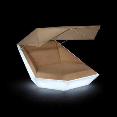 Daybed Faz avec Auvent LED Vondom, éclairé de l'intérieur sur fond noir