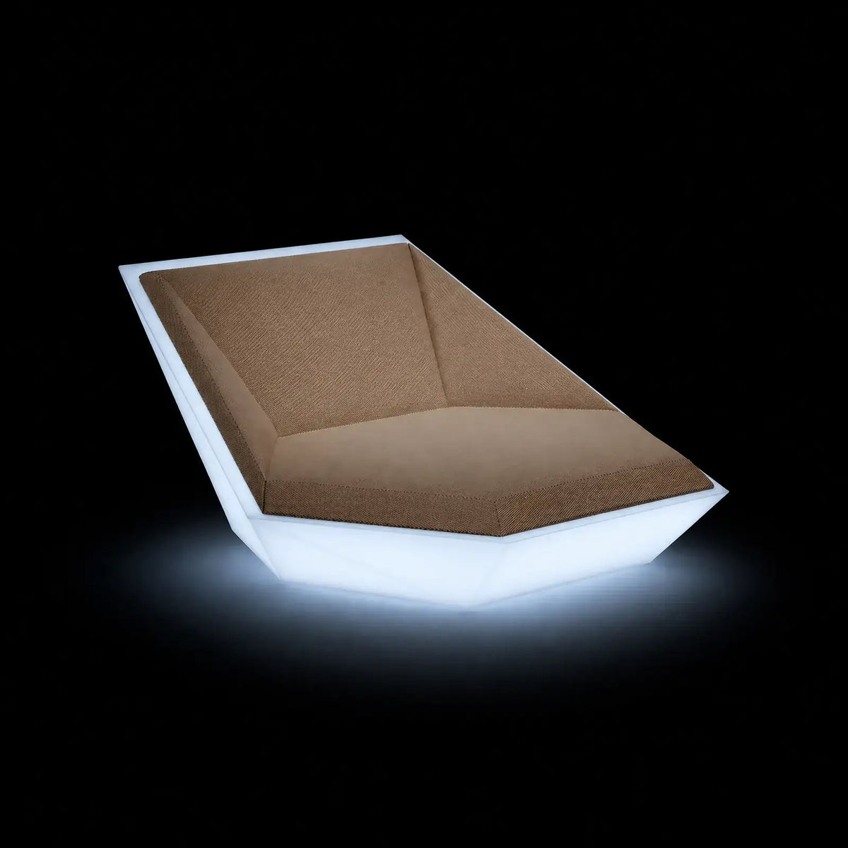 Daybed Faz LED Vondom, éclairé de l'intérieur sur fond noir