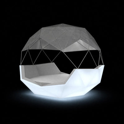 Daybed Iglú avec Auvent LED Vondom, éclairé de l'intérieur sur fond noir