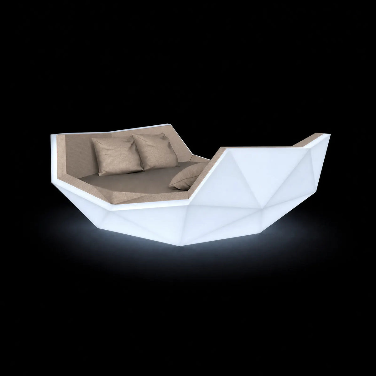 Daybed Iglú LED Vondom, éclairé de l'intérieur sur fond noir