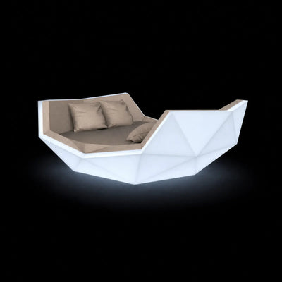 Daybed Iglú LED Vondom, éclairé de l'intérieur sur fond noir