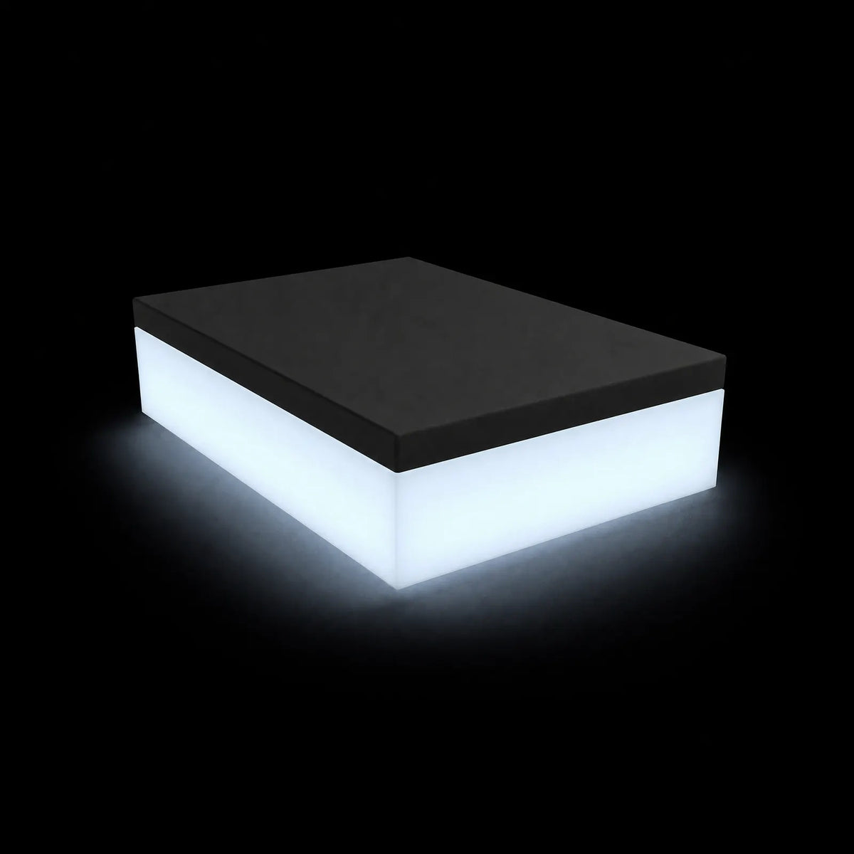 Daybed Jut LED Vondom, éclairé de l'intérieur sur fond noir, taille 240x120x40 cm