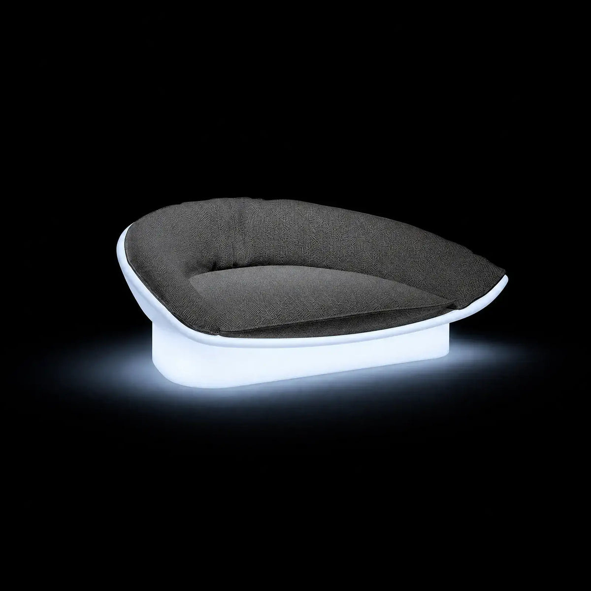 Daybed Luna LED Vondom, éclairé de l'intérieur sur fond noir