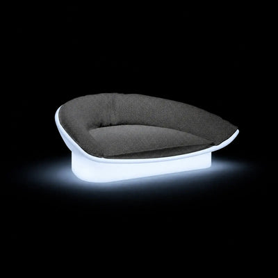 Daybed Luna LED Vondom, éclairé de l'intérieur sur fond noir