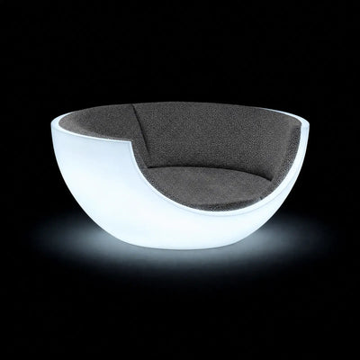 Daybed Moon LED Vondom, éclairé de l'intérieur sur fond noir