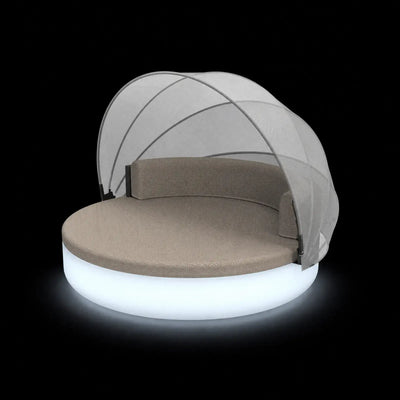 Daybed ULM Dossier avec Auvent LED Vondom, éclairé de l'intérieur sur fond noir