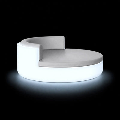 Daybed ULM Dossier LED Vondom, éclairé de l'intérieur sur fond noir