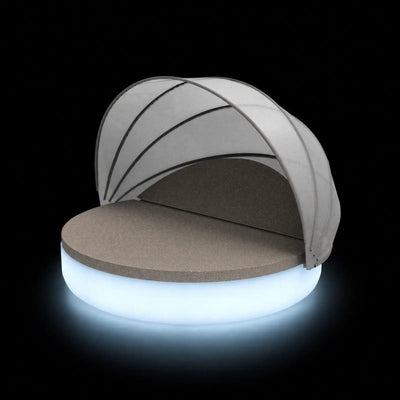 Daybed ULM Inclinable avec Auvent LED Vondom, éclairé de l'intérieur sur fond noir