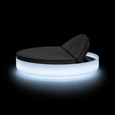 Daybed ULM Inclinable LED Vondom, éclairé de l'intérieur sur fond noir