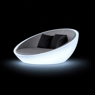Daybed ULM LED Vondom, éclairé de l'intérieur sur fond noir