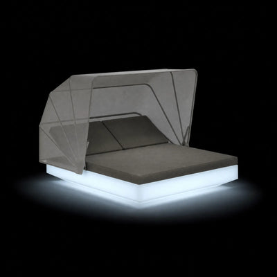 Daybed - Vela Inclinable 2 avec Auvent LED Vondom, éclairé de l'intérieur sur fond noir