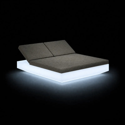 Daybed Vela Inclinable 2 LED Vondom, éclairé de l'intérieur sur fond noir