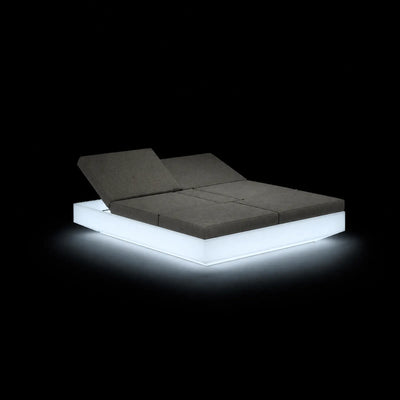 Daybed Vela Inclinable 4 LED Vondom, éclairé de l'intérieur sur fond noir