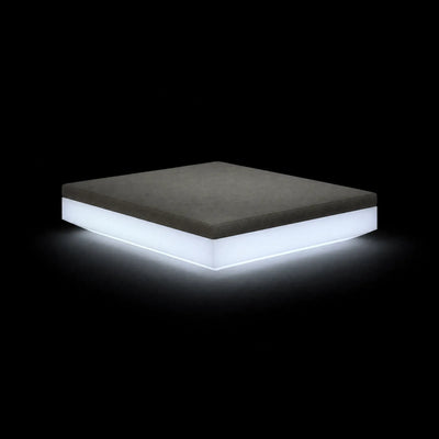 Daybed Vela LED Vondom, éclairé de l'intérieur sur fond noir