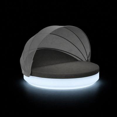 Daybed Vela Rond Inclinable avec Auvent LED Vondom, éclairé de l'intérieur sur fond noir