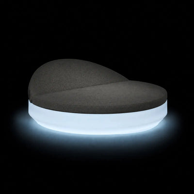 Daybed Vela Rond Inclinable LED Vondom, éclairé de l'intérieur sur fond noir