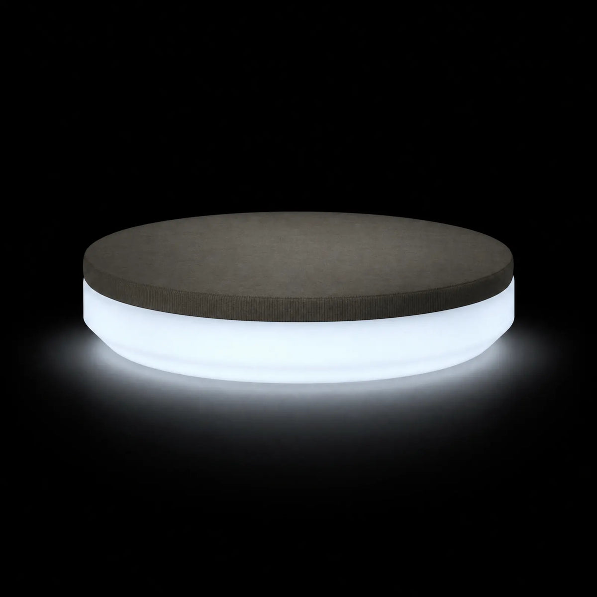 Daybed Vela Rond LED Vondom, éclairé de l'intérieur sur fond noir