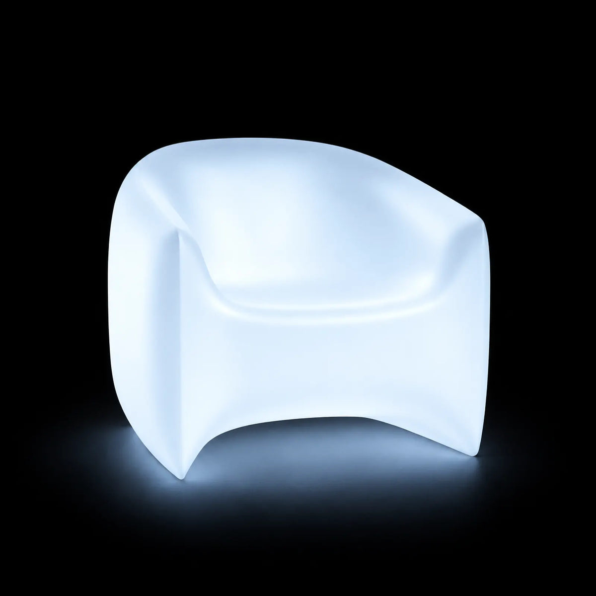 Fauteuil Blow LED Vondom, éclairé de l'intérieur sur fond noir