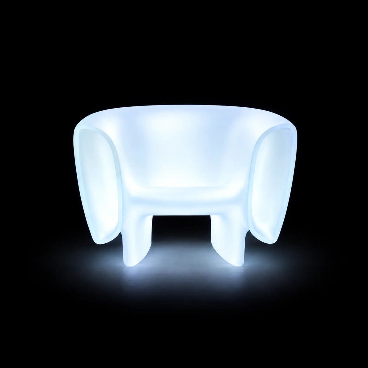Fauteuil Bum Bum LED Vondom, éclairé de l'intérieur sur fond noir