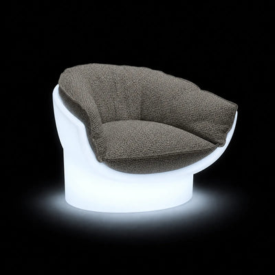 Fauteuil Luna LED Vondom, éclairé de l'intérieur sur fond noir