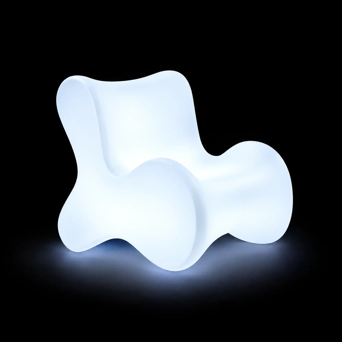 Fauteuil Pal LED Vondom, éclairé de l'intérieur sur fond noir