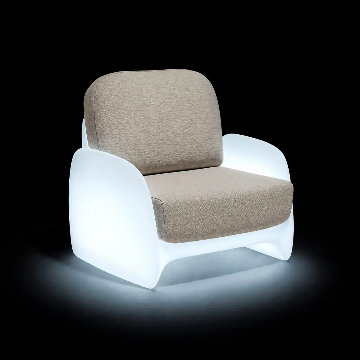 Fauteuil Pezzettina LED Vondom, éclairé de l'intérieur sur fond noir