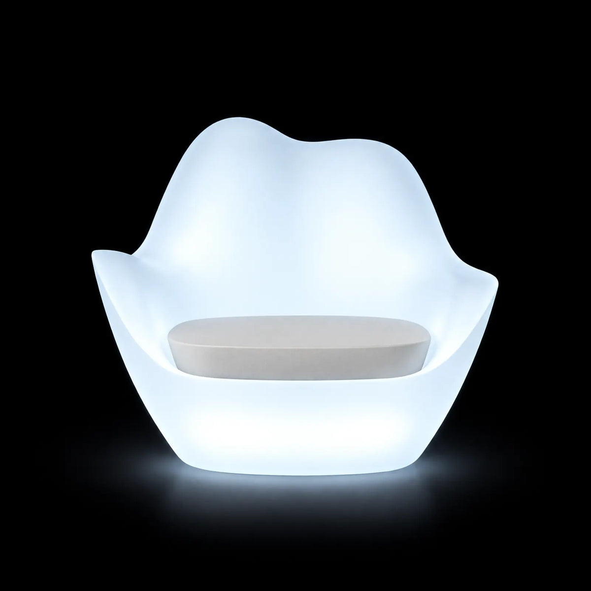 Fauteuil Sabinas LED Vondom, éclairé de l'intérieur sur fond noir