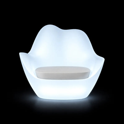 Fauteuil Sabinas LED Vondom, éclairé de l'intérieur sur fond noir