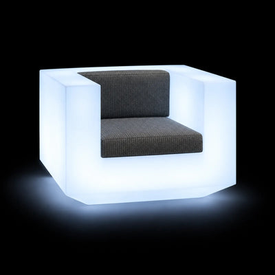 Fauteuil Vela LED Vondom, éclairé de l'intérieur sur fond noir
