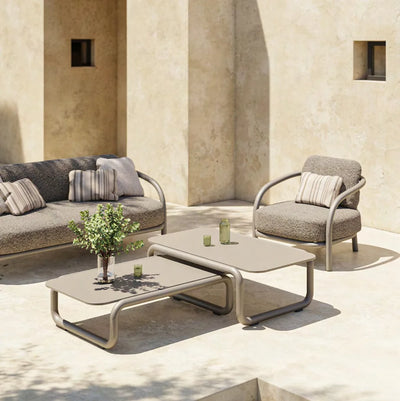 Canapé Gum taupe foncé et tables basses gigognes avec plante en pot