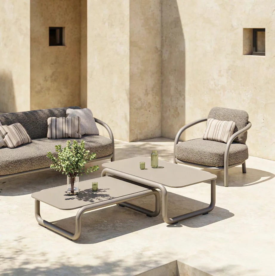 Canapé Gum taupe foncé et tables basses gigognes avec plante en pot