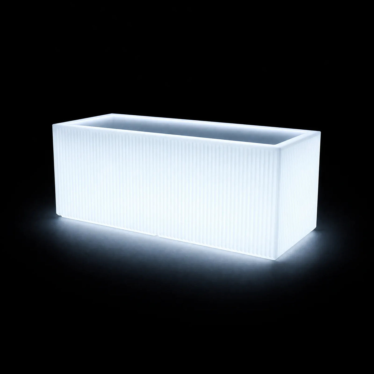 Jardinière - Gatsby basse LED Vondom, éclairé de l'intérieur sur fond noir, taille 100x40x40 cm