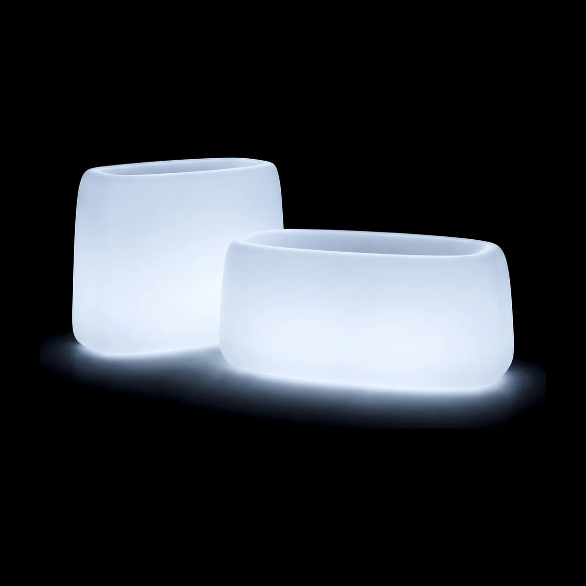 Jardinières Organic LED Vondom en plusieurs tailles, allumées de l'intérieur sur fond noir