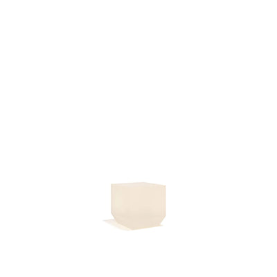 Lampe Vela Chill Vondom 40 cm allumée, cube lumineux blanc chaud de 40 cm à base chanfreinée, posé au sol