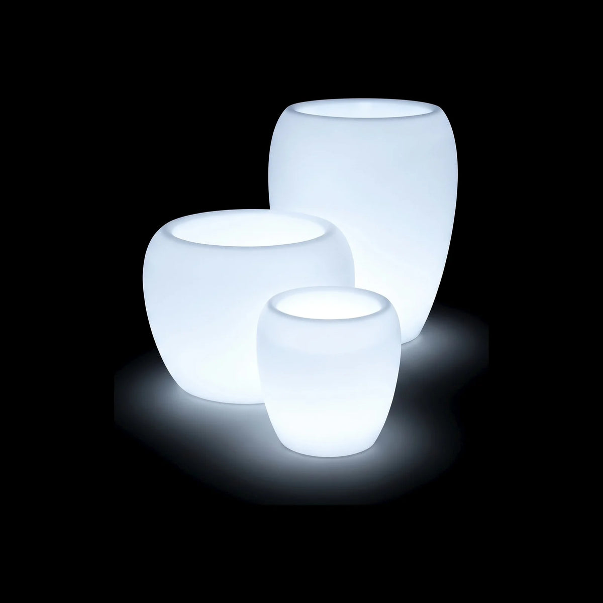 Pots Blow LED Vondom en plusieurs tailles, allumés de l'intérieur sur fond noir