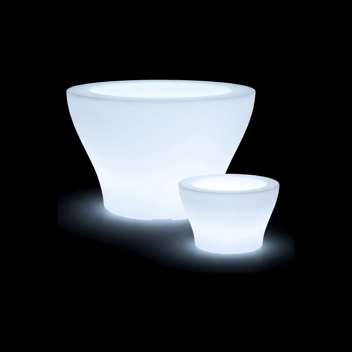 Pots Centro Alto LED Vondom en plusieurs tailles, allumés de l'intérieur sur fond noir